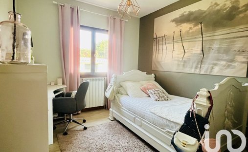 Castle for Sale in Saint-Loubès, Nouvelle-Aquitaine, France