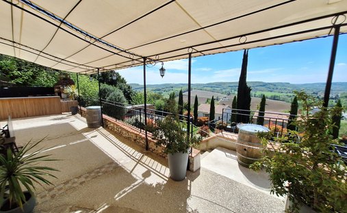 Castle for Sale in Penne-d'Agenais, Nouvelle-Aquitaine, France