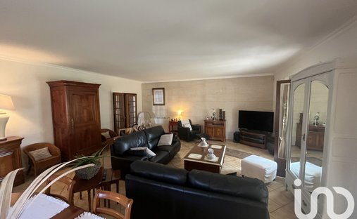 Castle for Sale in Saint-Loubès, Nouvelle-Aquitaine, France