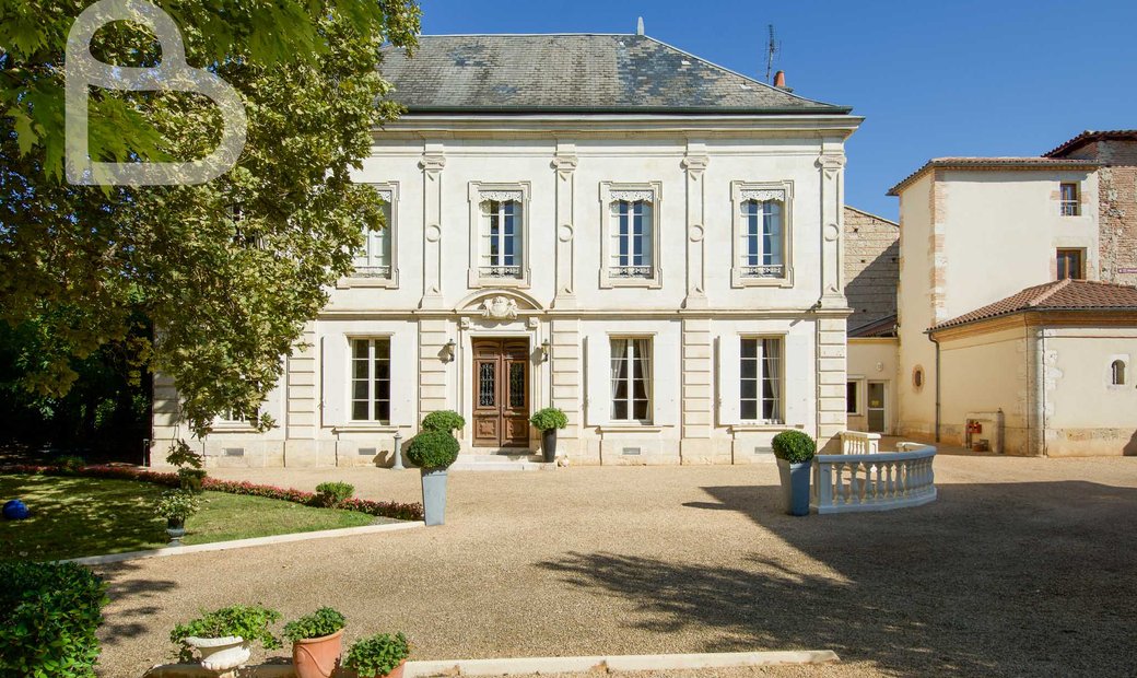 19th Century Mansion With Professional Kitchen In The Heart Of Agen