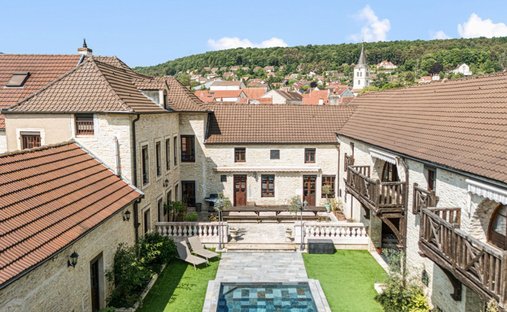 Domaine à Corcelles-les-Monts, Bourgogne-Franche-Comté, France 1