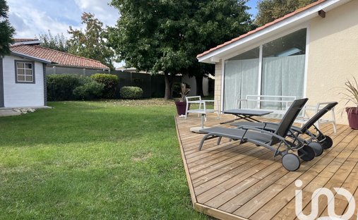 Castle for Sale in Saint-Loubès, Nouvelle-Aquitaine, France