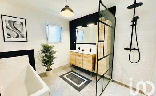 At The Gates Of Vitré Castle Of 12200 M² Land Of More Than 5 Ha