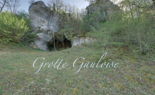 Castle for Sale in Brantôme en Périgord, Nouvelle-Aquitaine, France