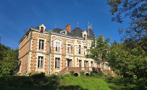 House in Saint-Hilaire-de-Court, Centre-Val de Loire, France 1