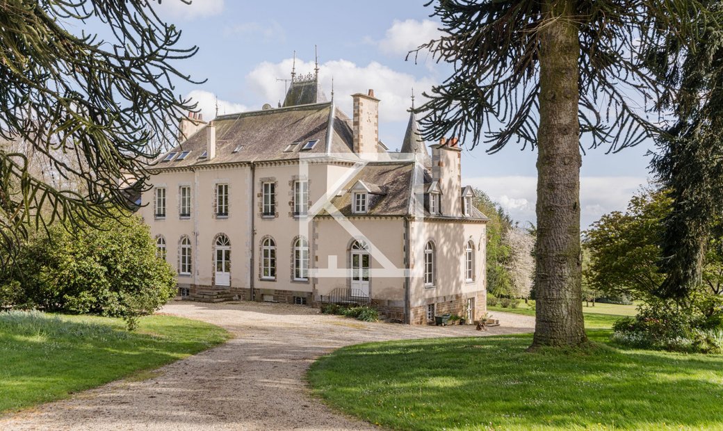 Castle for Sale in Saint-Pierre-des-Landes, Pays de la Loire, France