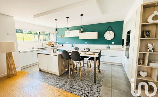 At The Gates Of Vitré Castle Of 12200 M² Land Of More Than 5 Ha