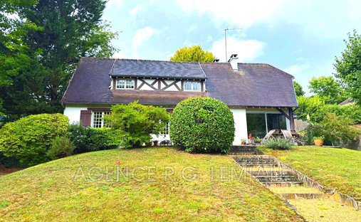 Villa in Sud, Le Mesnil-le-Roi, France 1