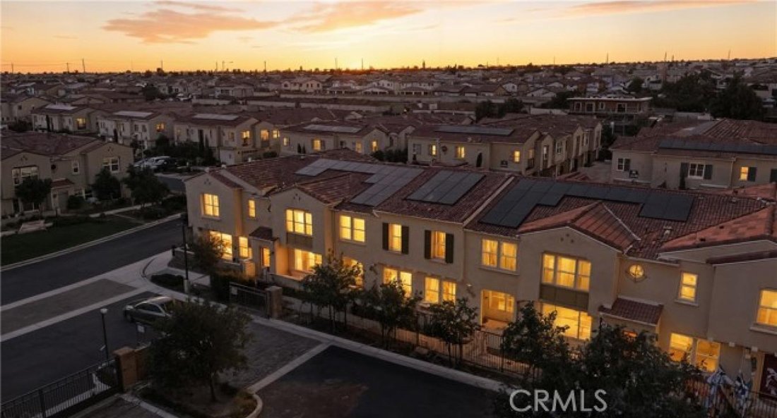 Condo in Fontana, California, United States 2 - 16320702