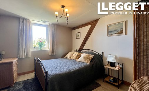 Castle for Sale in Saussignac, Nouvelle-Aquitaine, France