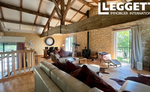 Castle for Sale in Saussignac, Nouvelle-Aquitaine, France