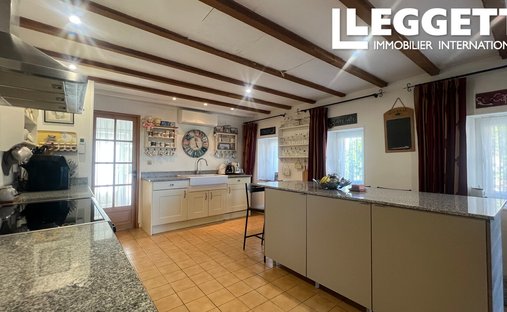 Castle for Sale in Saussignac, Nouvelle-Aquitaine, France