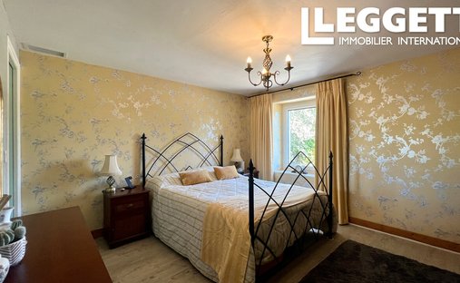 Castle for Sale in Saussignac, Nouvelle-Aquitaine, France