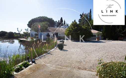 Country House in Saintes-Maries-de-la-Mer, Provence-Alpes-Côte d'Azur, France 1