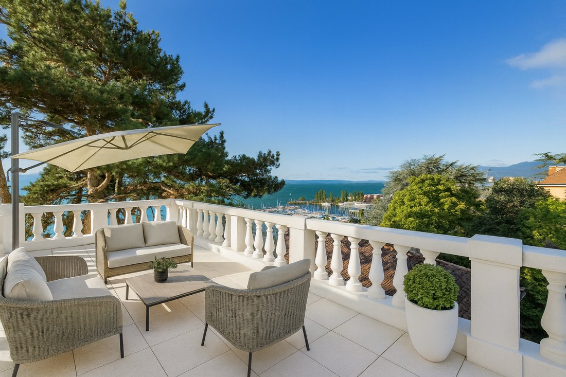 Mansion With Outbuilding A Stone's Throw From Lake Neuchâtel