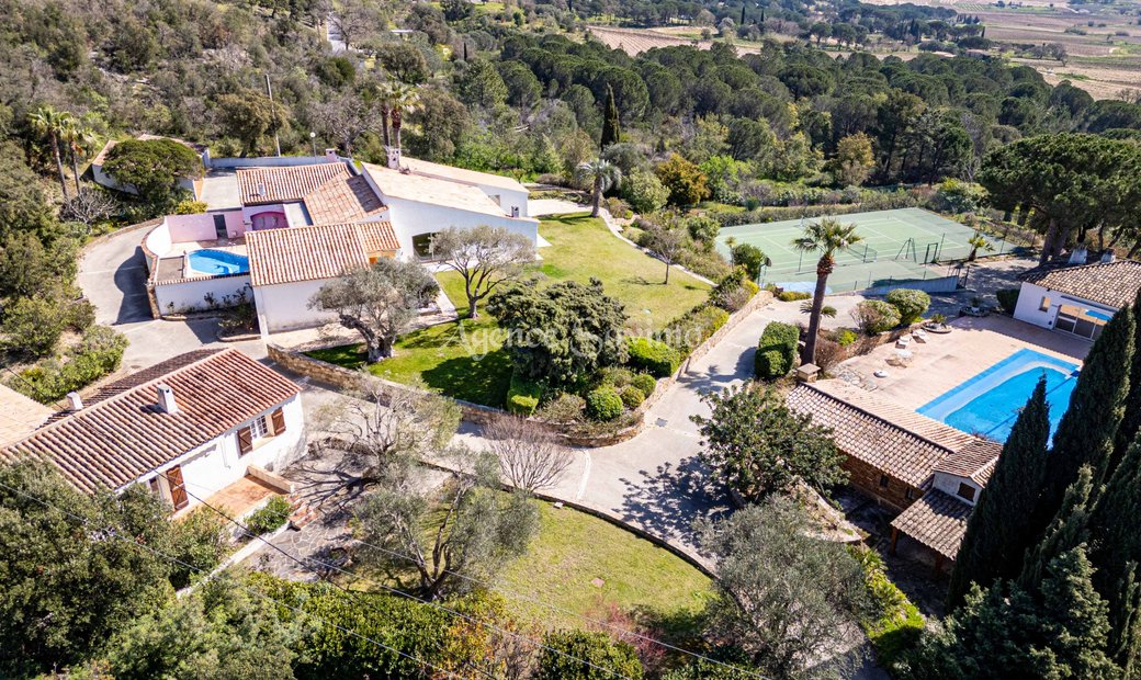 Domaine D’exception à Plan De La Tour Propriété Unique Sur 11 487 M² : 4 Villas, Parc Arboré, Pisc