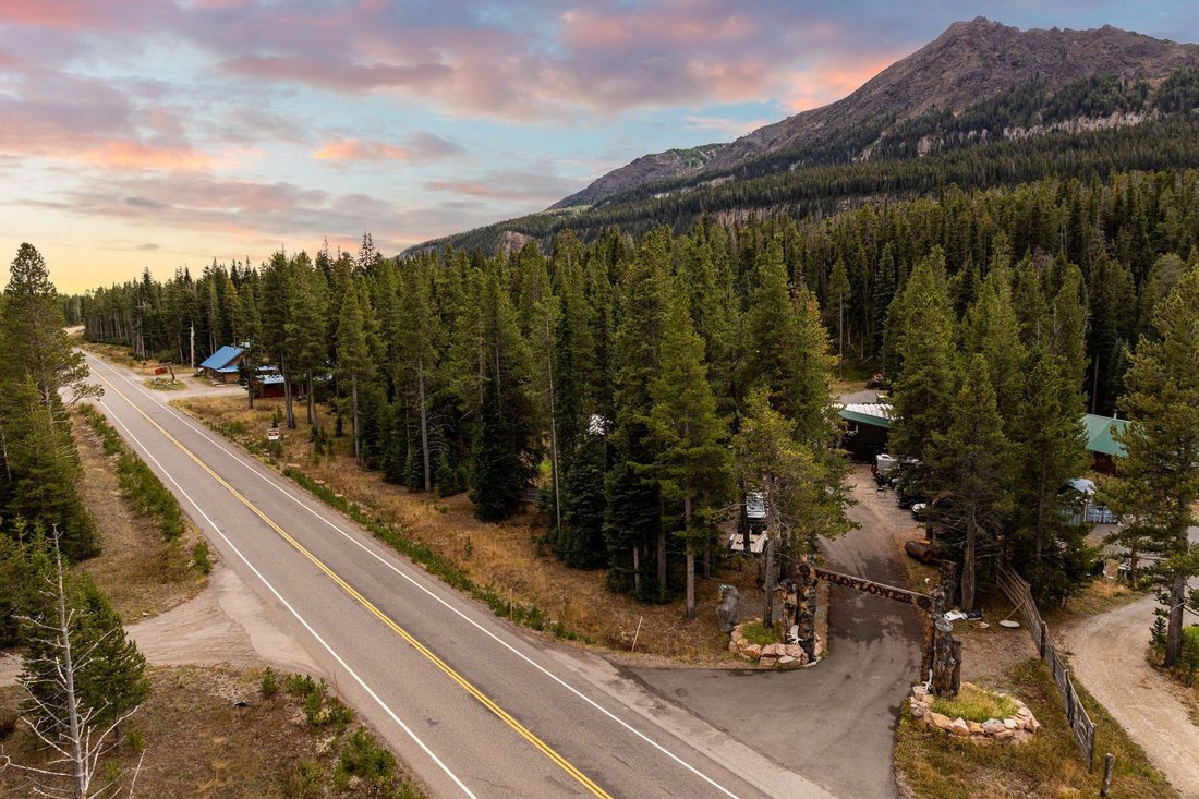 Cooke City, Montana, United States 4 - 16328351