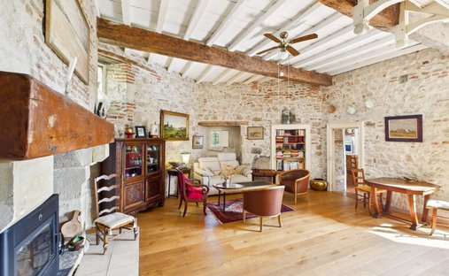 Castle for Sale in Penne-d'Agenais, Nouvelle-Aquitaine, France