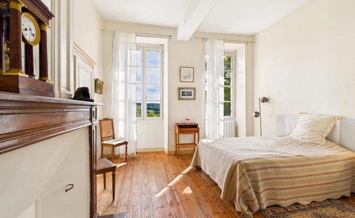 Castle for Sale in Penne-d'Agenais, Nouvelle-Aquitaine, France