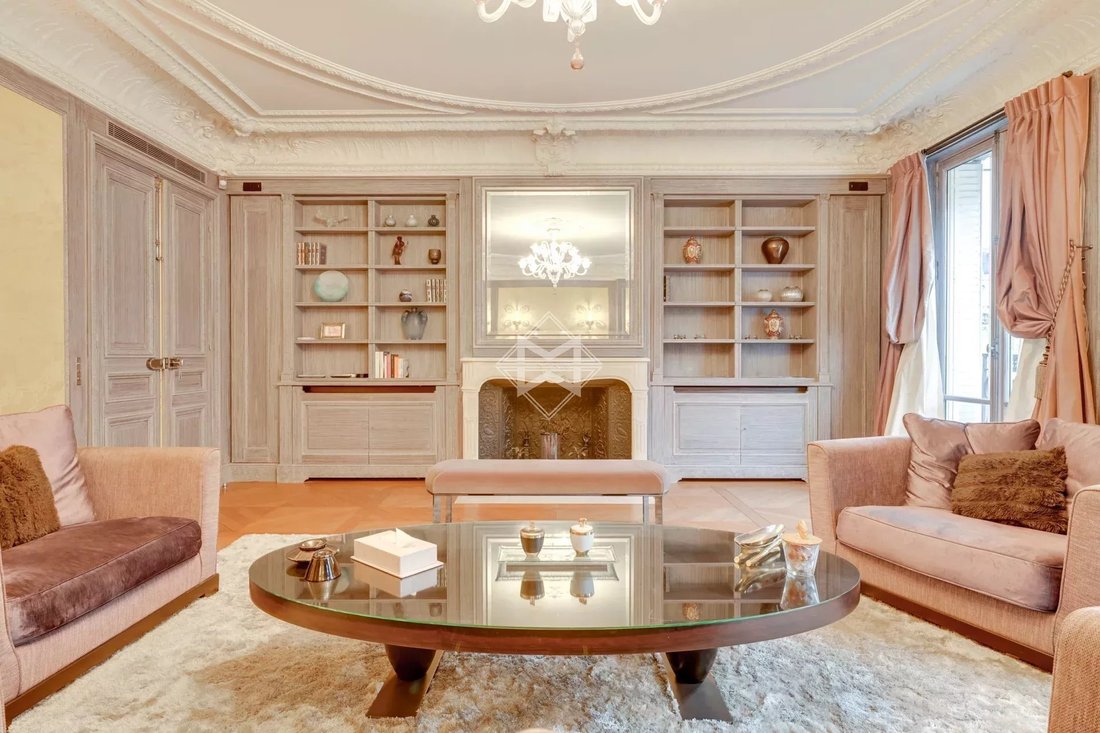 Apartment in Triangle d'Or, Paris 8e Arrondissement, Paris 2 - 16327398