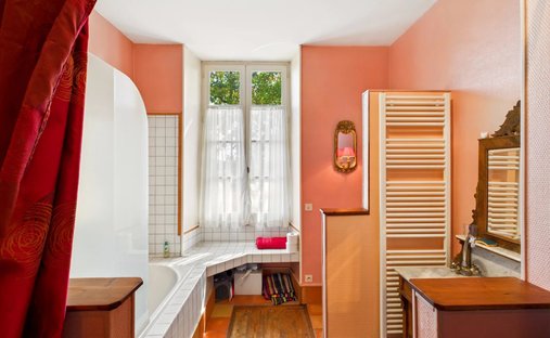 Castle for Sale in Penne-d'Agenais, Nouvelle-Aquitaine, France