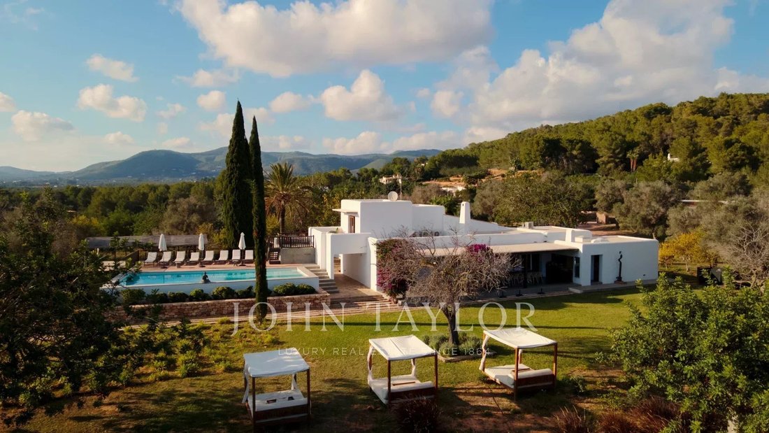 Villa in Sant Carles de Peralta, Santa Eularia des Riu, Balearic Islands 2 - 13686270