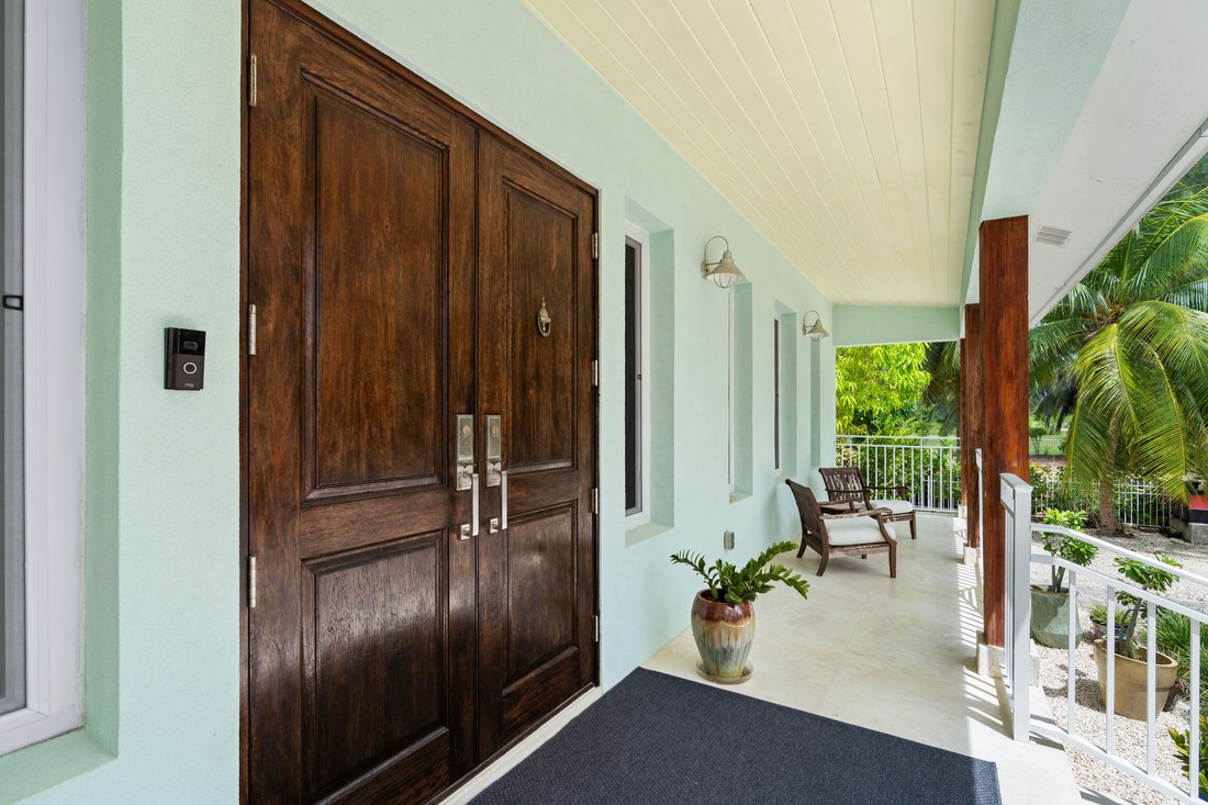 House in Savannah, Bodden Town, Cayman Islands 2 - 16337356