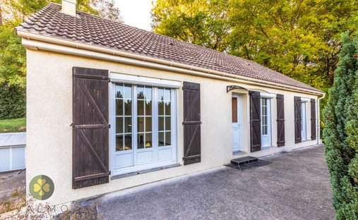 House in Bas, Maule, France 1