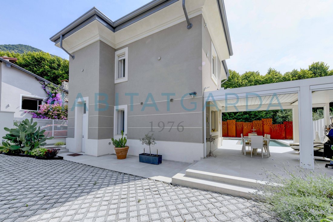 Villa in Salo, Lombardy, Italy 2 - 16337288