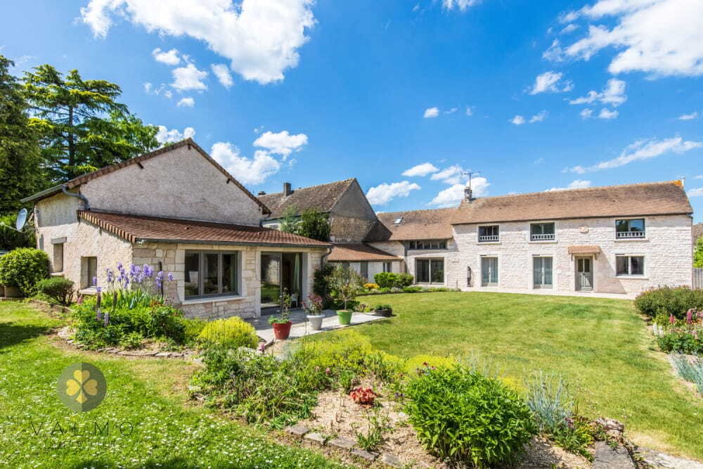 Estate in Houdan, Ile-de-France, France 1 - 16334818