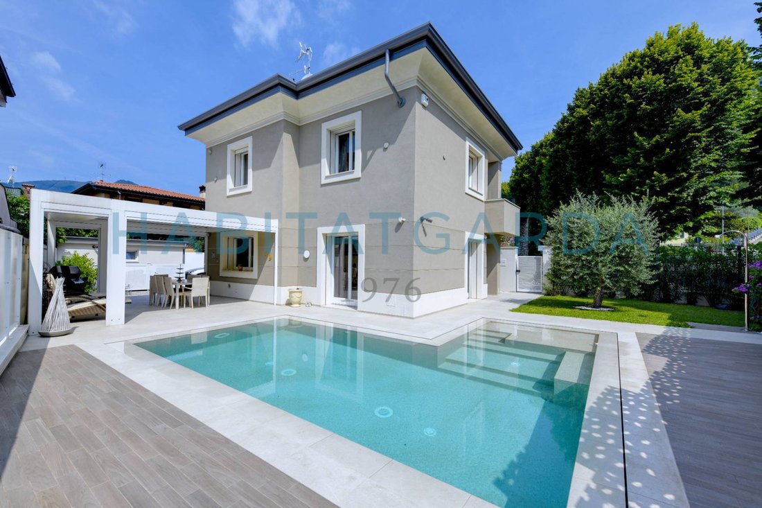 Villa in Salo, Lombardy, Italy 1 - 16337288
