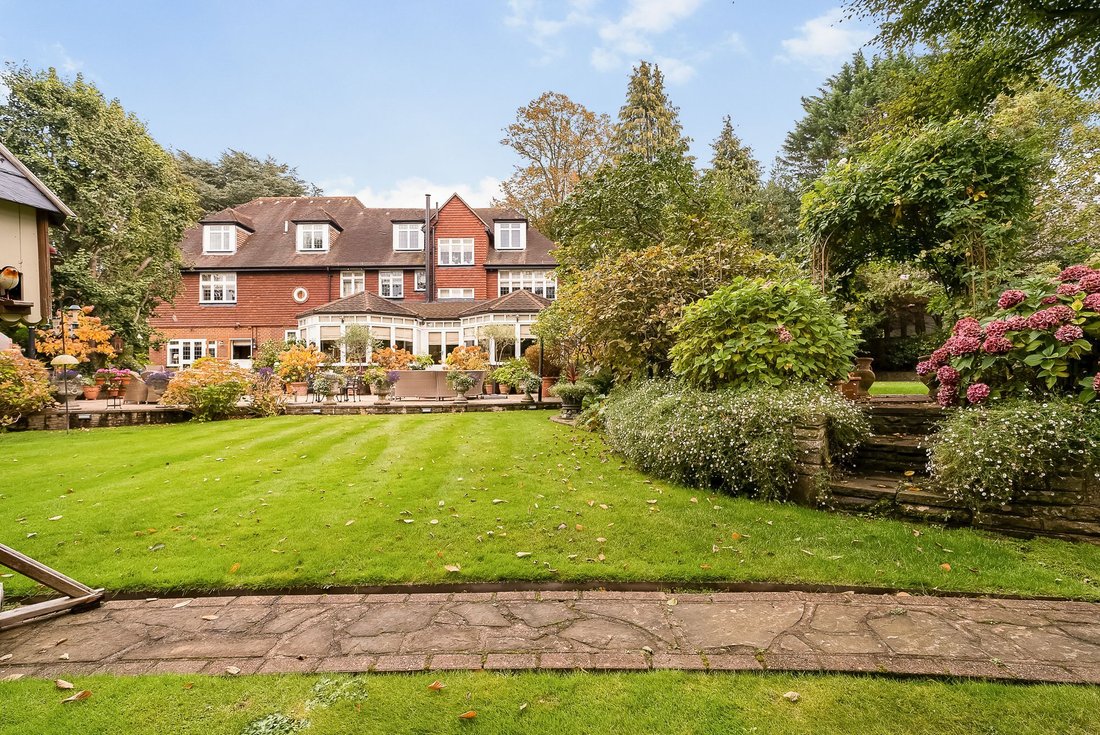 House in Woodcote Green, London Borough of Croydon, England 1 - 16336575
