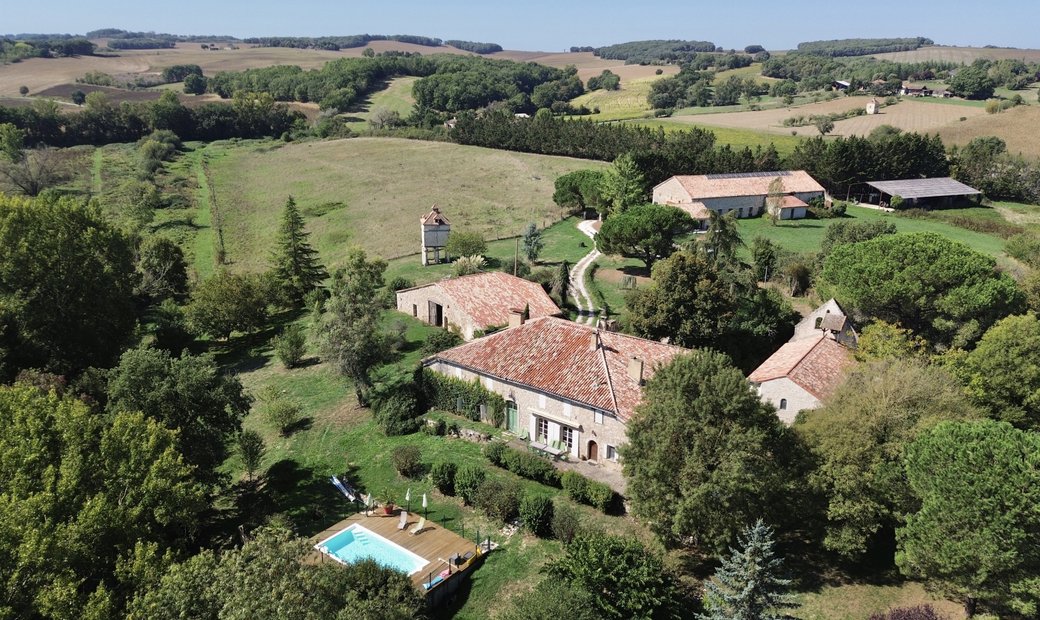 Agen Charming Estate With Manor House, Caretaker's House, Barn For Events, River, Lake 19 Hectares