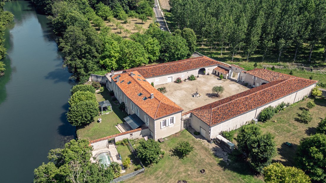 House in Bourg-Charente, Nouvelle-Aquitaine, France 2 - 16351014