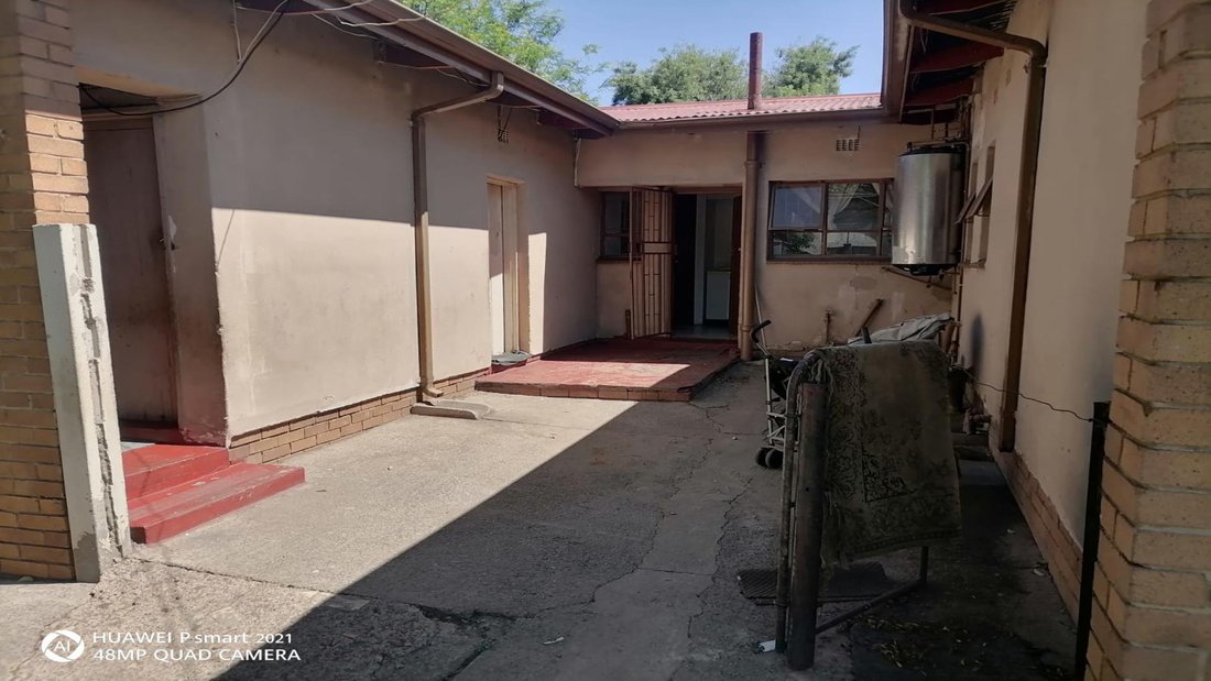 House in Vanderbijlpark C. E. 5, Gauteng, South Africa 1 - 16340038