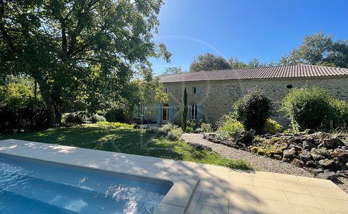 Stunning Château In Gironde With Its Landscaped Park And Breathtaking Views Of The Countryside