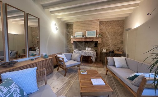 Stunning Château In Gironde With Its Landscaped Park And Breathtaking Views Of The Countryside