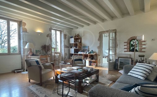 Stunning Château In Gironde With Its Landscaped Park And Breathtaking Views Of The Countryside