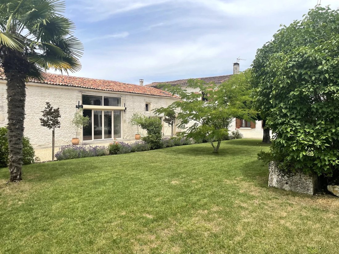 House in Saint-Martin-de-Juillers, Nouvelle-Aquitaine, France 1 - 15956391