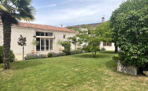 House in Saint-Martin-de-Juillers, Nouvelle-Aquitaine, France 1