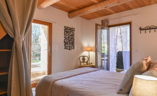 Luberon, Provence Magnificent 17th Century Castle With Agricultural Outbuildings And 84 Ha Of Wood