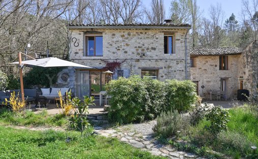 Luberon, Provence Magnificent 17th Century Castle With Agricultural Outbuildings And 84 Ha Of Wood