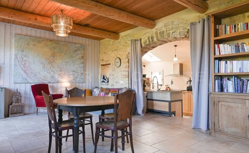 Luberon, Provence Magnificent 17th Century Castle With Agricultural Outbuildings And 84 Ha Of Wood