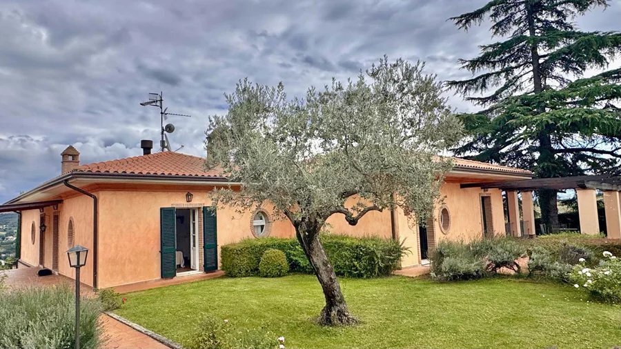 Gualdo Cattaneo, Umbria, Italy 3 - 16321824