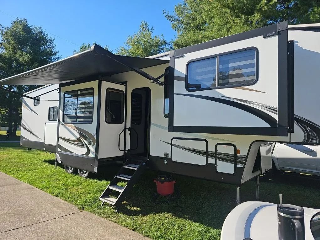 2021 Sabre by Forest River Sabre Fifth Wheel 37FLH in Winchester, KY, United States 1 - 16365154