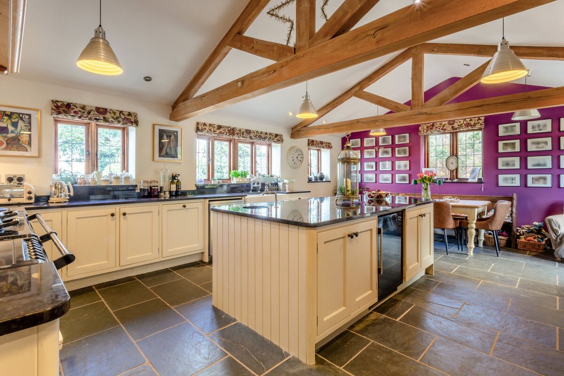 House in Leckhampstead, England 2 - 16372160