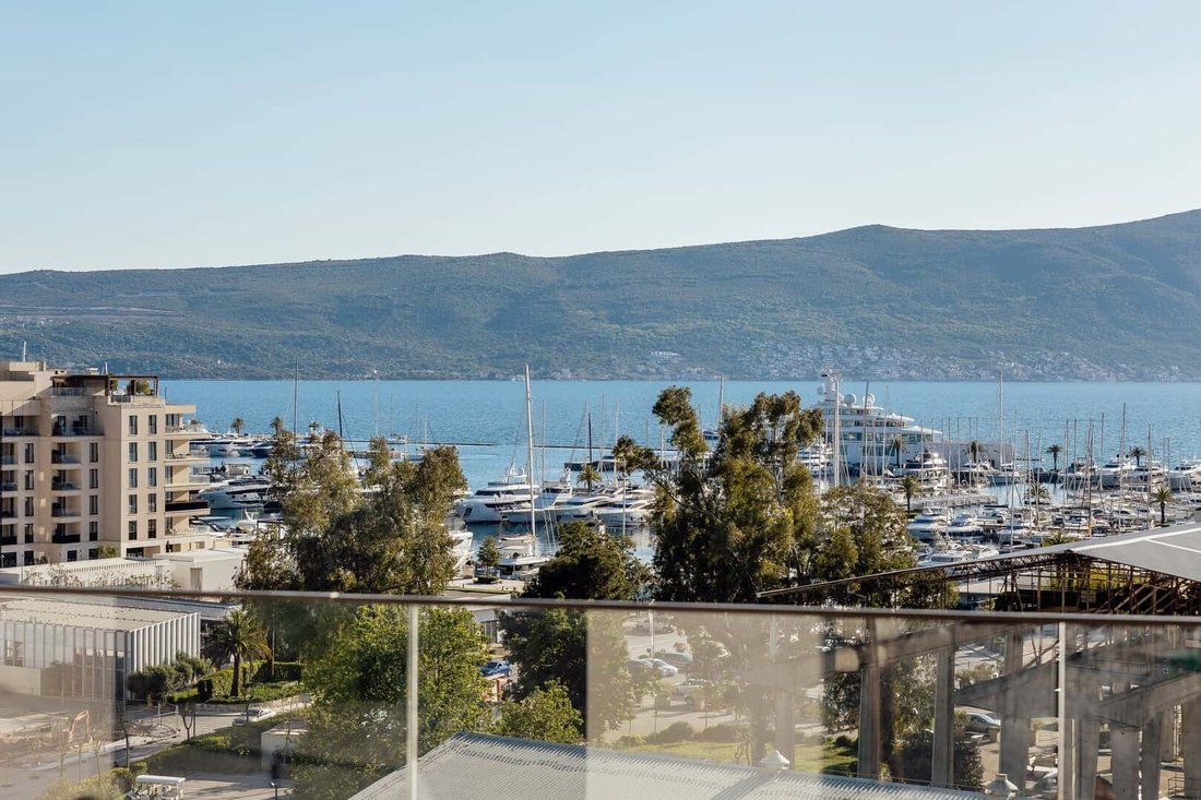 Apartment in Tivat, Tivat Municipality, Montenegro 1 - 16369672