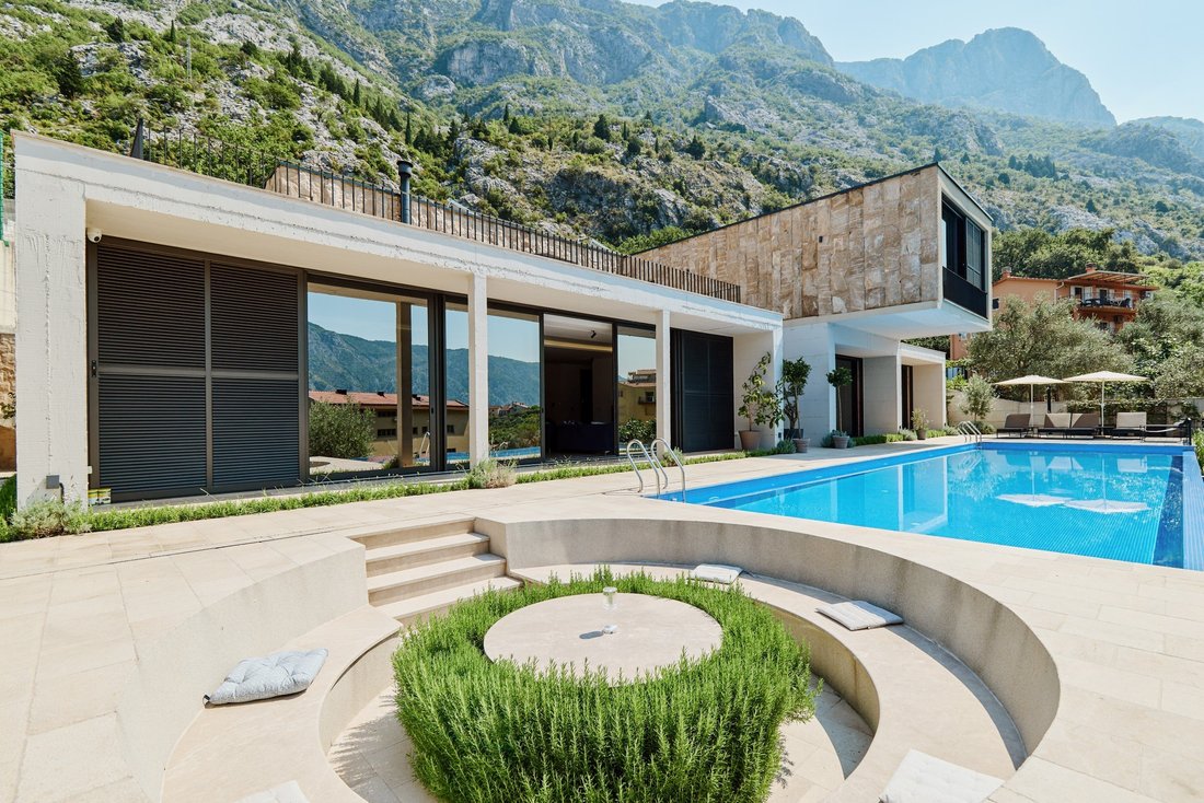 Villa in Dobrota, Kotor Municipality, Montenegro 1 - 16369689