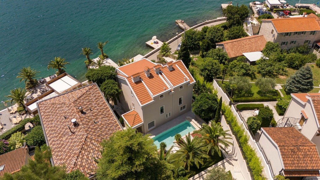 Villa in Dobrota, Kotor Municipality, Montenegro 3 - 16369791