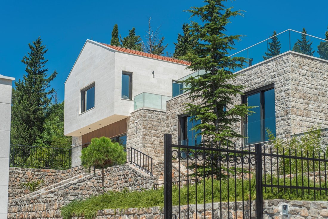 Villa in Đuraševići, Tivat Municipality, Montenegro 1 - 16369662